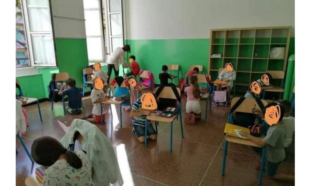 Τριτοκοσμικές εικόνες από την Ιταλία με μαθητές χωρίς θρανία!